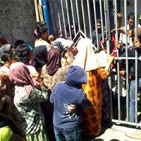 Ribuan Orang Berebut Zakat, 1 Pingsan