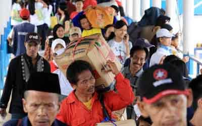 Pemudik Padati Pelabuhan Merak