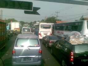 Jalur Cikampek Macet Parah