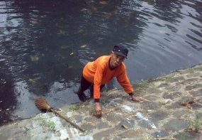 Kisah Penyapu Sungai yang Berpuluh-puluh Tahun Tak Mudik 