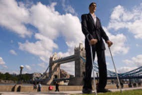 Pria Tertinggi Sedunia Mencari Kekasih