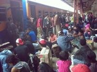 Pemudik Tak Berhenti Banjiri Senen Menanti Kereta Tambahan