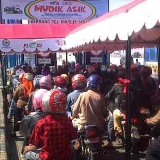 Suramadu Diserbu Pemudik