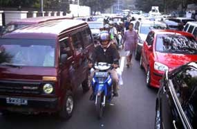 Jalur Cikampek-Simpang Jomin 4 Jam Tak Bergerak