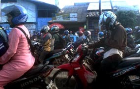 Diserbu Warga, Lalin Sekitar Taman Mini Macet