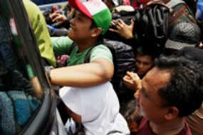 Berebut Naik, Pemudik Tersenggol Bus 