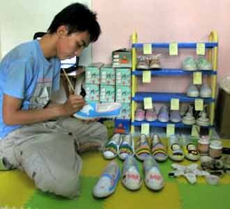 Mendulang Rezeki dari Melukis Sneakers