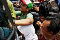Berebut Naik, Pemudik Tersenggol Bus