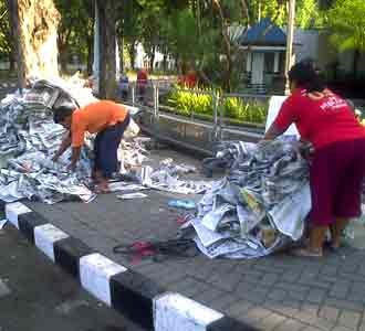 Pengais Koran Bekas Ketiban Rejeki