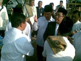 Usai Salat Id, Heryawan Dikerumuni Warga