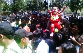 Ketika Balita Terpaksa Antre Sembako 