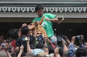 Warga Merayah Gunungan Syawal Kraton Yogyakarta
