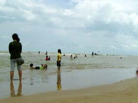 10 Ribu Pengunjung Serbu Pantai Lombang di Sumenep 