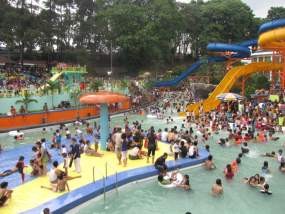 Ribuan Wisatawan Banjiri Karang Setra