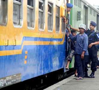 Pemudik Masih Serbu Stasiun Kircon