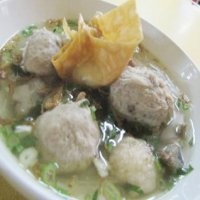 Uniknya Bersantap Bakso Kupat