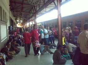 Stasiun Pasar Senen Masih Dipadati Pemudik