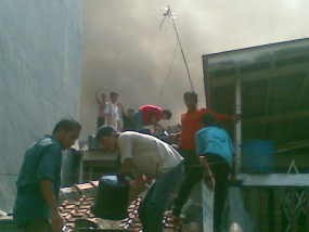 Padamkan Api, Makmun Terjatuh dari Genteng