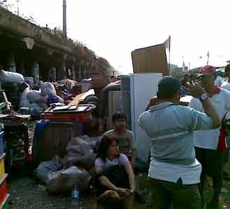 Korban Kebakaran Ngungsi di Kolong Tol