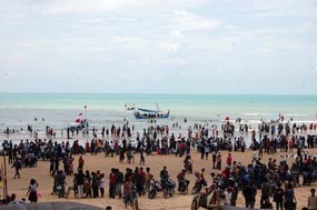 Pantai Lombang Sumenep Dipadati Wisatawan
