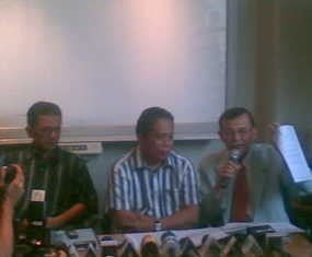 Yang Menuduh, Yang Menyangkal