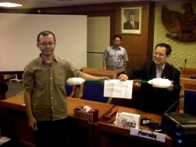 BK DPR Dihadiahi Korek Kuping Raksasa 