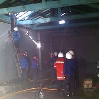 4 Unit PMK Lokalisir Kebakaran Gudang Ahmad Yani 