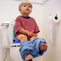 Kapan Mengajarkan Anak Pipis di Toilet?