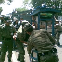 Satpol PP Derek Mobil Penjual Buah-buahan di Jalan Diponegoro