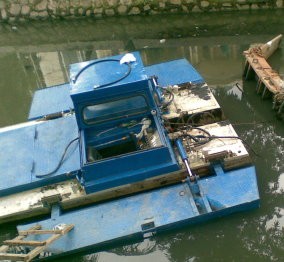Lumpur Ciliwung Tebal & Pekat, Kapal Pendorong Terseok-seok
