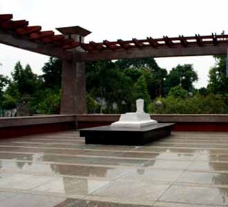 Makam Ade Irma Memprihatinkan