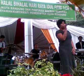 Melly Hibur Pejabat Pemkot Bandung