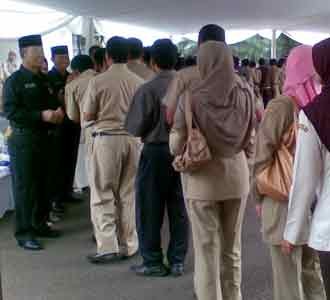 PNS Antre Salaman dengan Dada Rosada