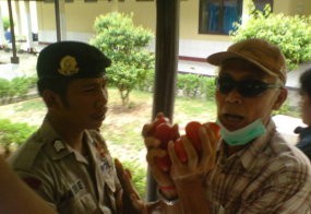 Seorang Pria Hendak Lempari Jenazah Noordin dengan Bom Tomat