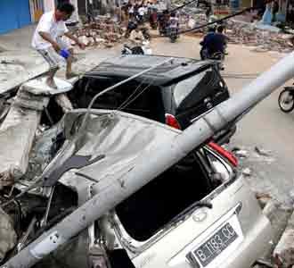 Gempa Remukkan Mobil dan Motor