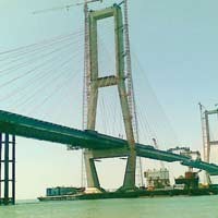 Tahun 2010 Jembatan Suramadu Terang Benderang 