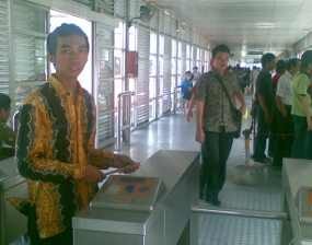 Di Halte Busway Harmoni, Batik Gantikan Baju Koko