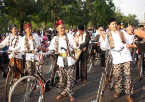 Parade Batik Bersepeda di Bundaran HI - Balaikota