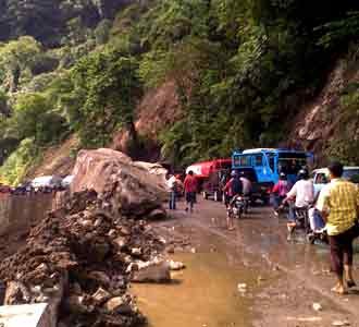 Tebing di Lembah Anai Longsor 