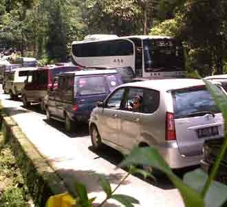 Truk TNI Lawan Arah, Padang Panjang Macet