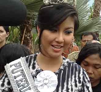 Zizi Cantik Berbatik
