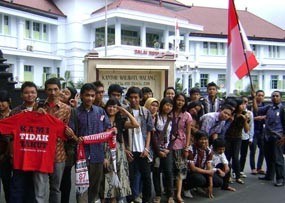 Pemuda Malang Kampanyekan Kami Tidak Takut Batik