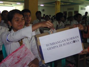 Peserta Ospek UNIM Galang Dana Korban Gempa