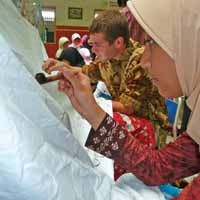 Siswa Al Muslim Membatik di Kain Sepanjang 5 Meter 