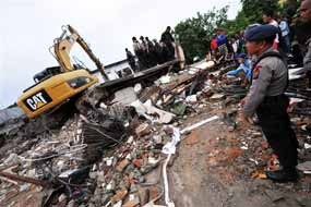 Baru 17 Mayat Tragedi Pesta Pernikahan di Pariaman yang Dievakuasi