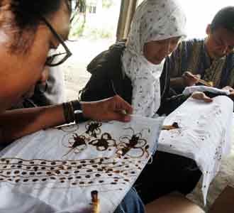 Aksi Simpatik Wartawan Membatik