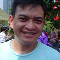 Hedi Yunus Lelang Batik di KBRI