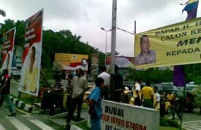 Perang Spanduk di Bandara Sultan Syarif Kasim II, Ical Menang Telak