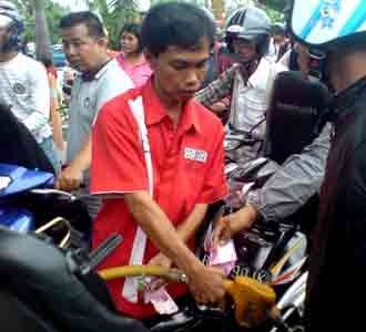 Warga Padang Antre BBM