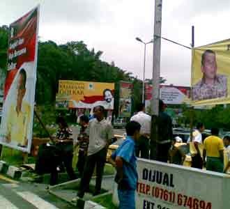 Perang Spanduk Sambut Munas Golkar